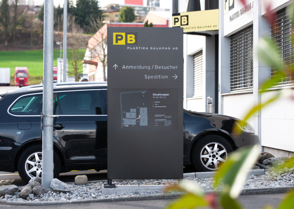 Beschriftungslösung für ein Industriegebäude 1 Plastika Balumag 25