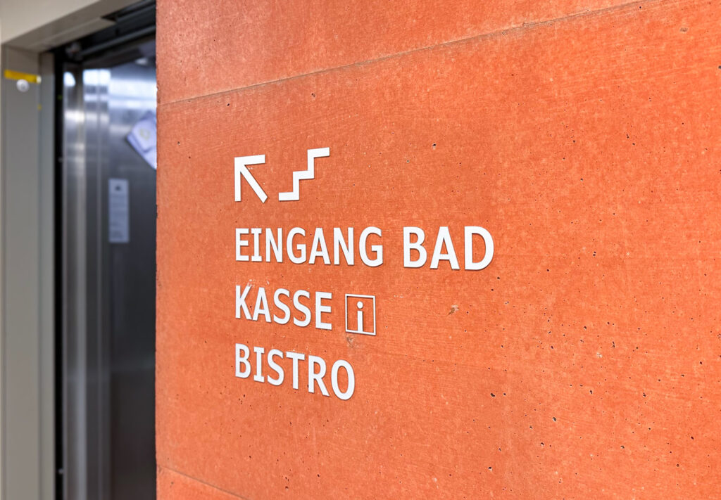 Moderne Signaletik Lösung für ein Hallenbad 1 Otth AG - Signaletik & Beschriftung für das Hallenbad Bauma.