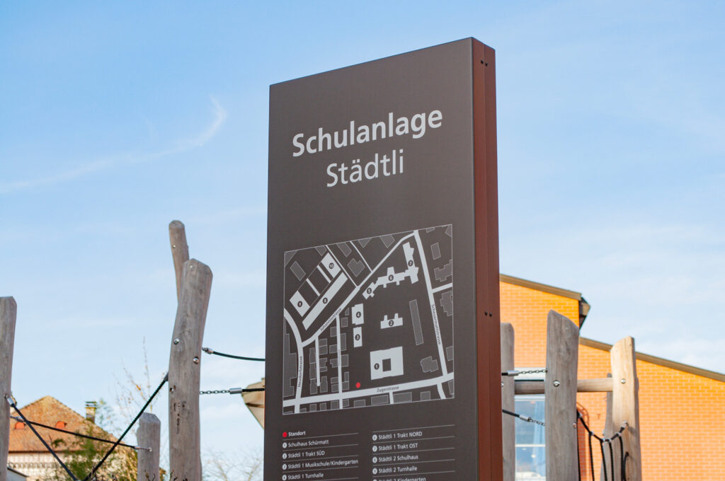 Signaletik - Übersichtliche Pylonen für Schulareale und Aussenbereiche