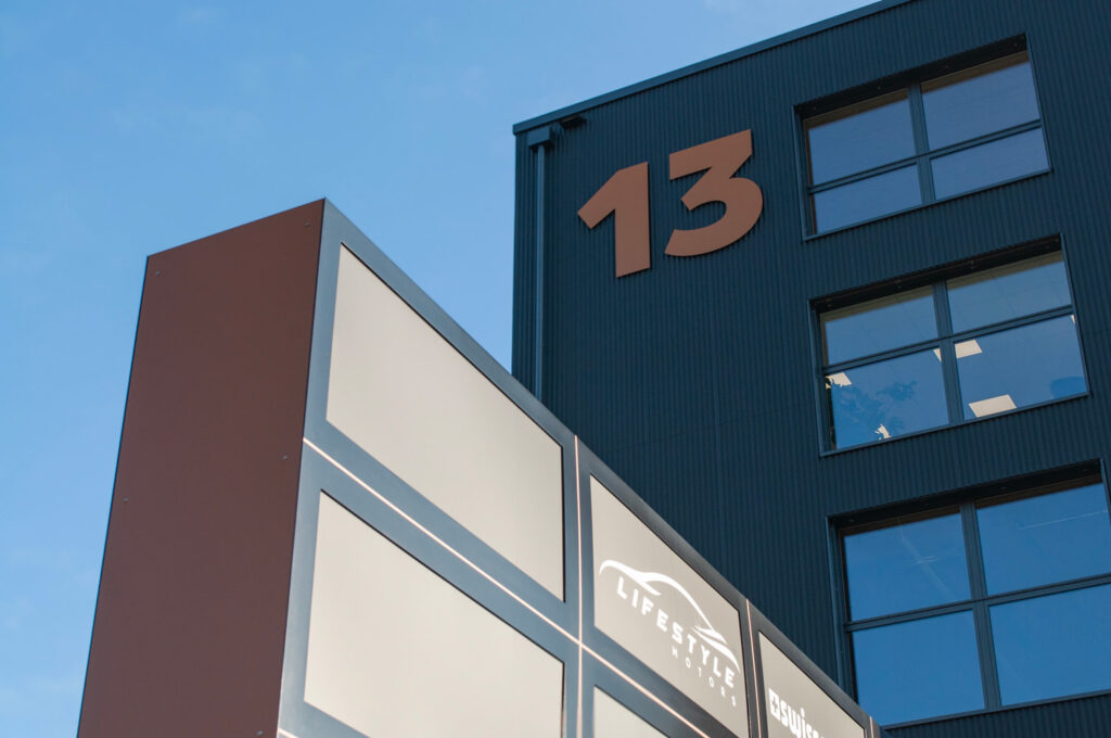 Präzise Signaletik für das Gewerbehaus KURO – klare Orientierung mit modernem Design - OTTH AG