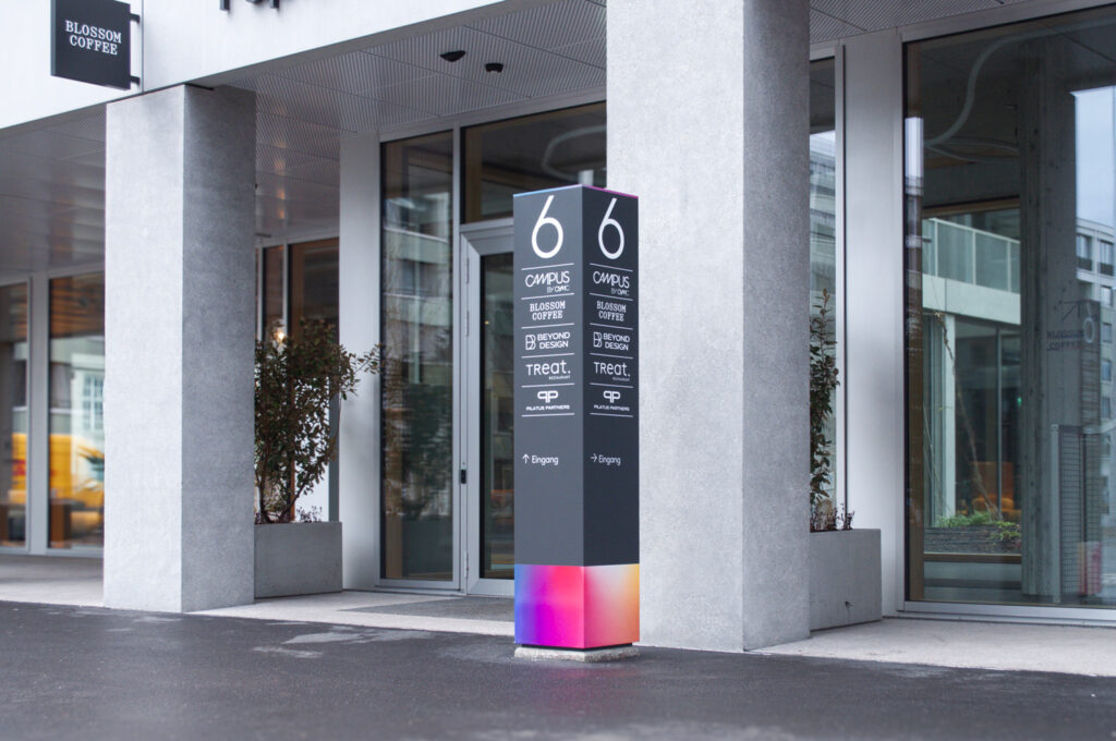 Harmonische Aussenstele als Orientierungspunkt oder Mieterbeschriftung im Papieri-Quartier.